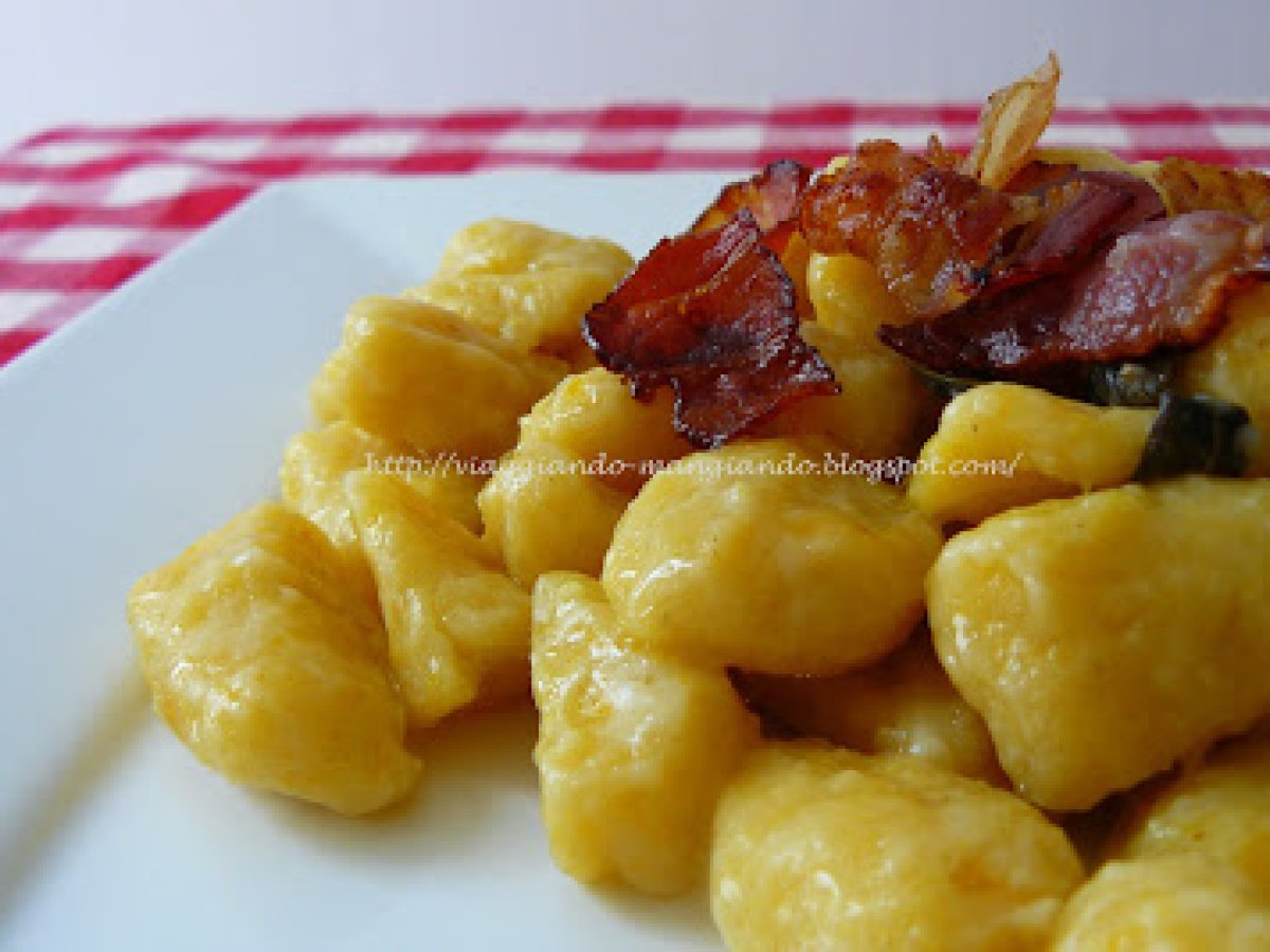 Gnocchi di zucca con burro, salvia e pancetta croccante