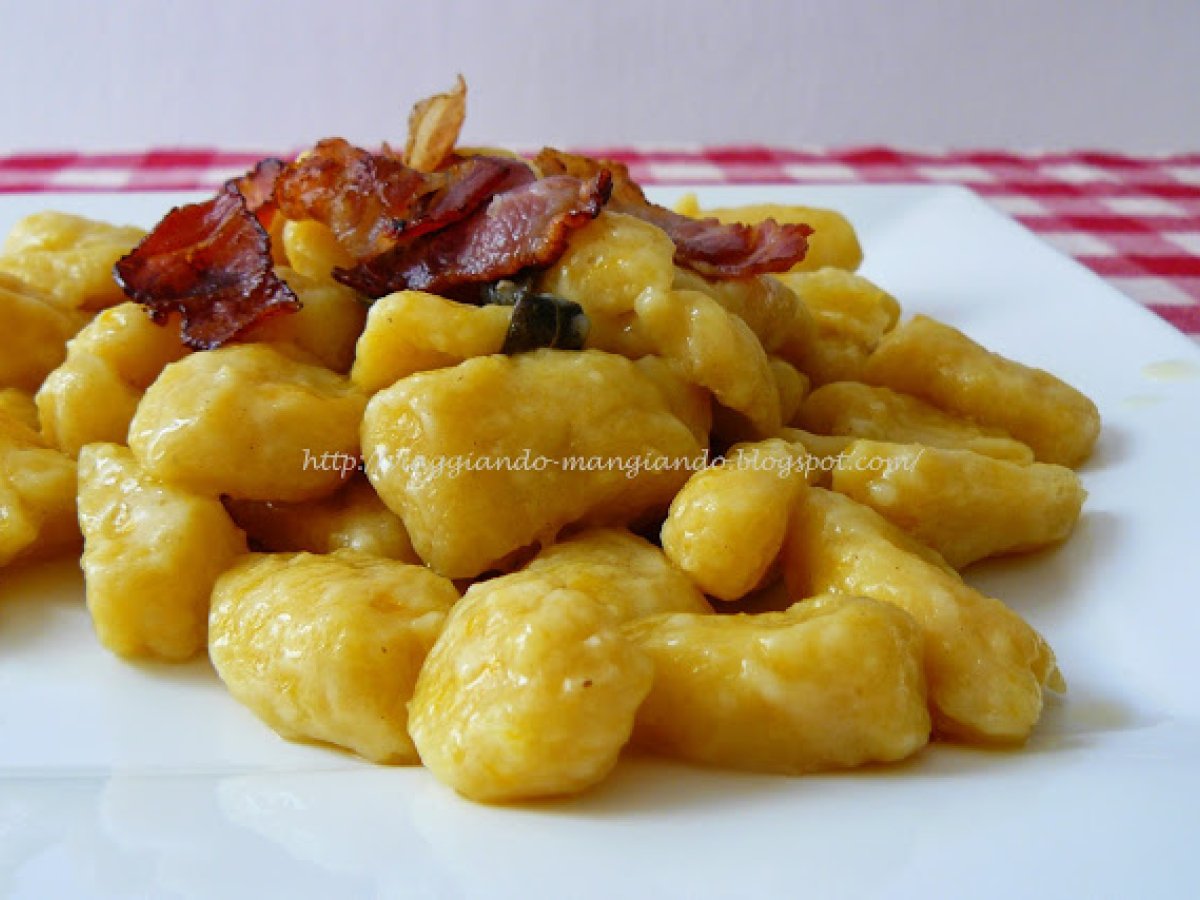 Gnocchi di zucca con burro, salvia e pancetta croccante - foto 2