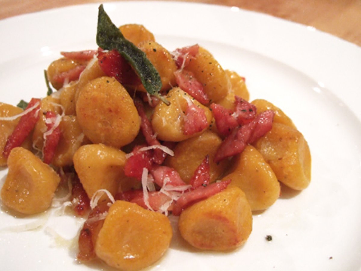 Gnocchi di zucca con burro, salvia e speck tostato