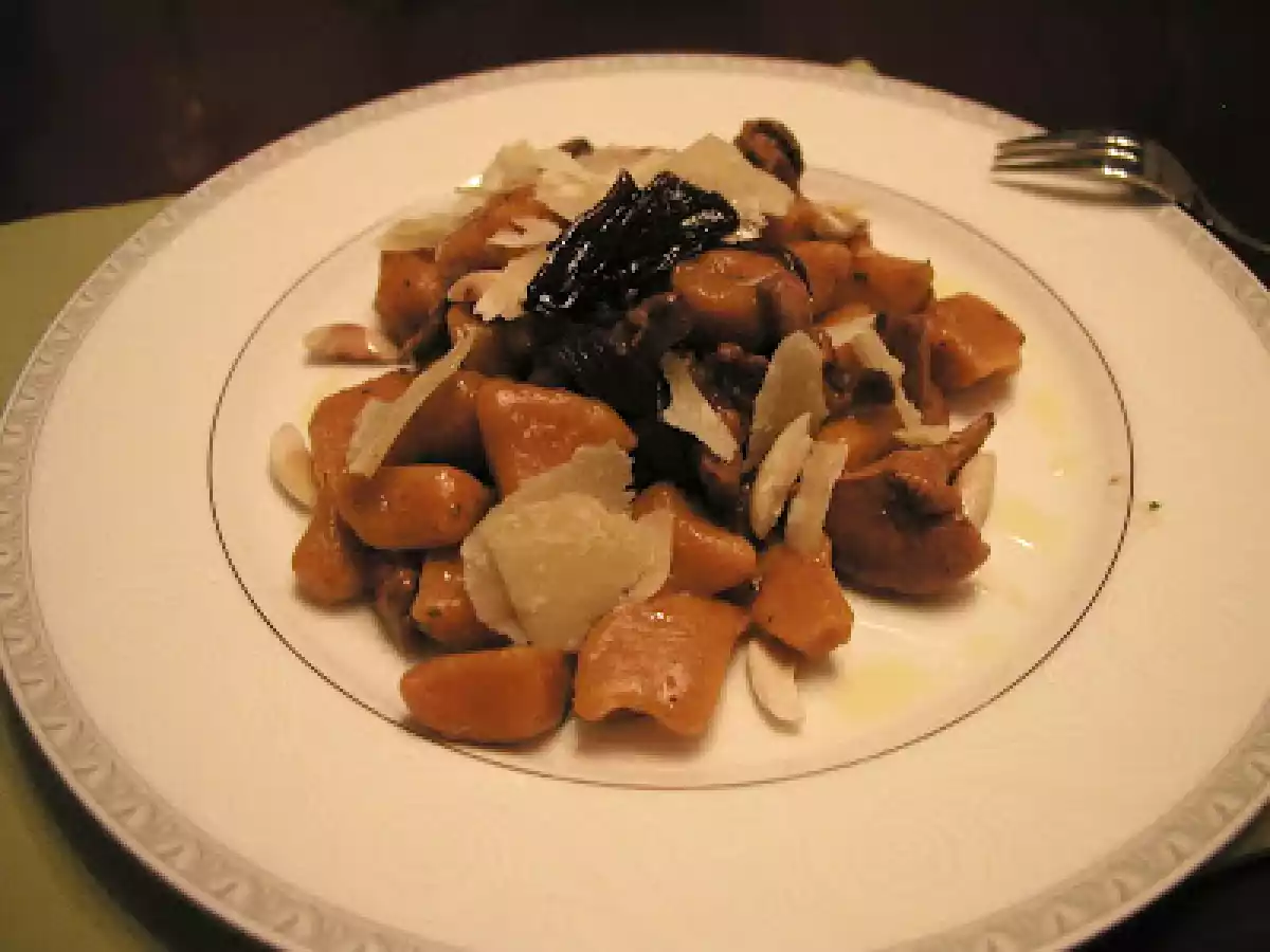 Gnocchi di zucca con finferli, cipolle caramellate e mandorle tostate