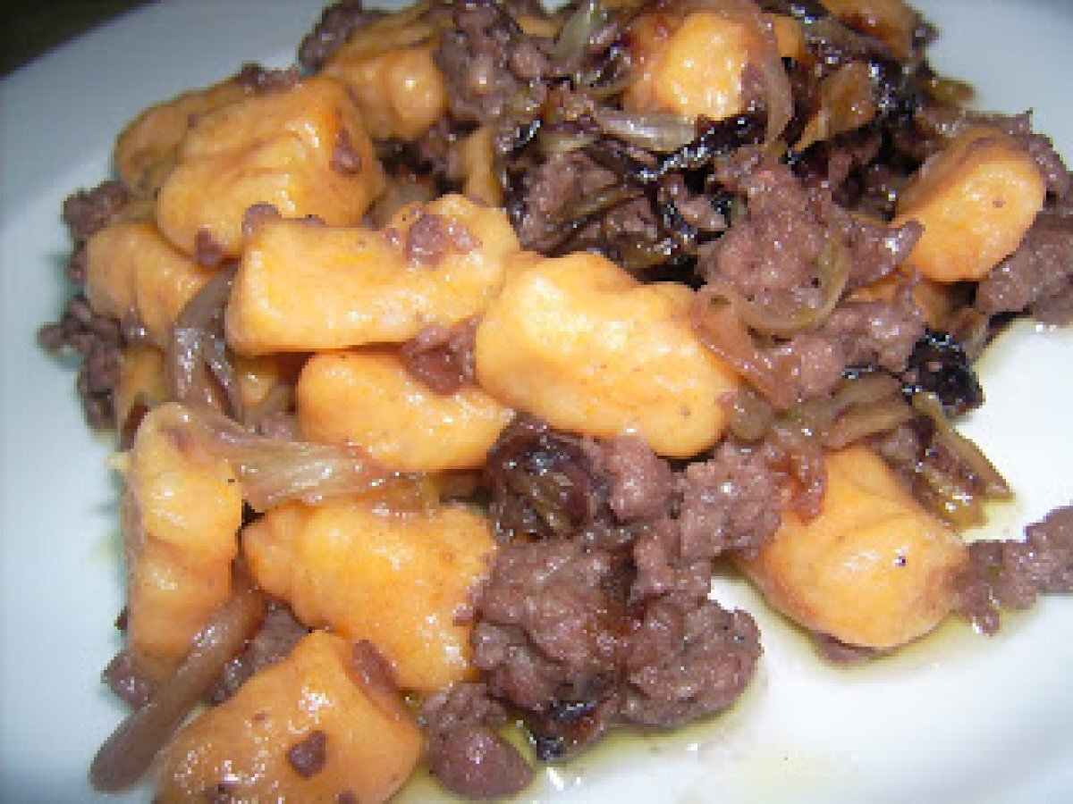 GNOCCHI DI ZUCCA CON RADICCHIO E SALSICCIA