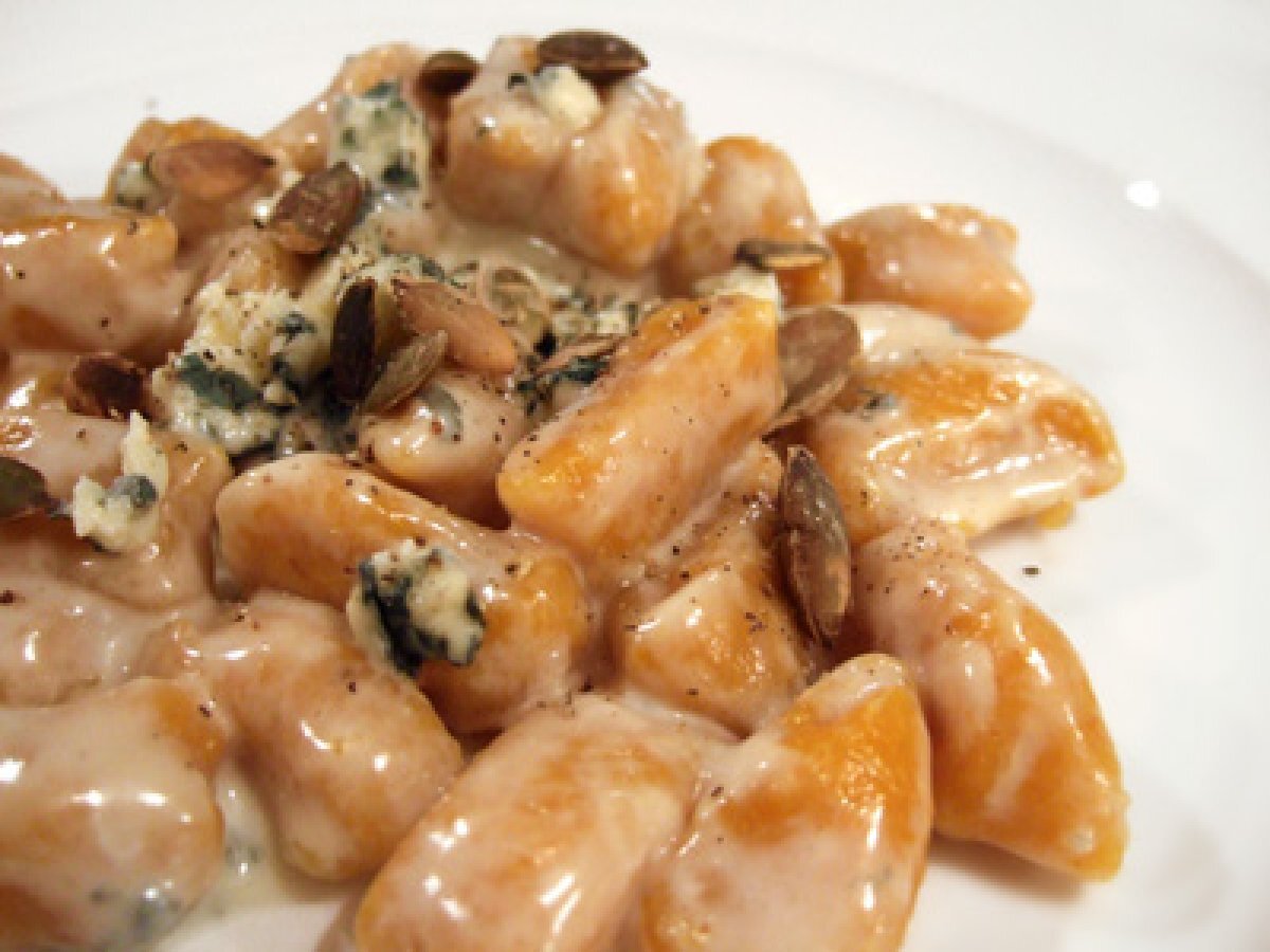 Gnocchi di zucca con salsa al roquefort e semi