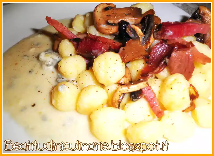 Ricetta gnocchi funghi e speck su crema di gorgonzola