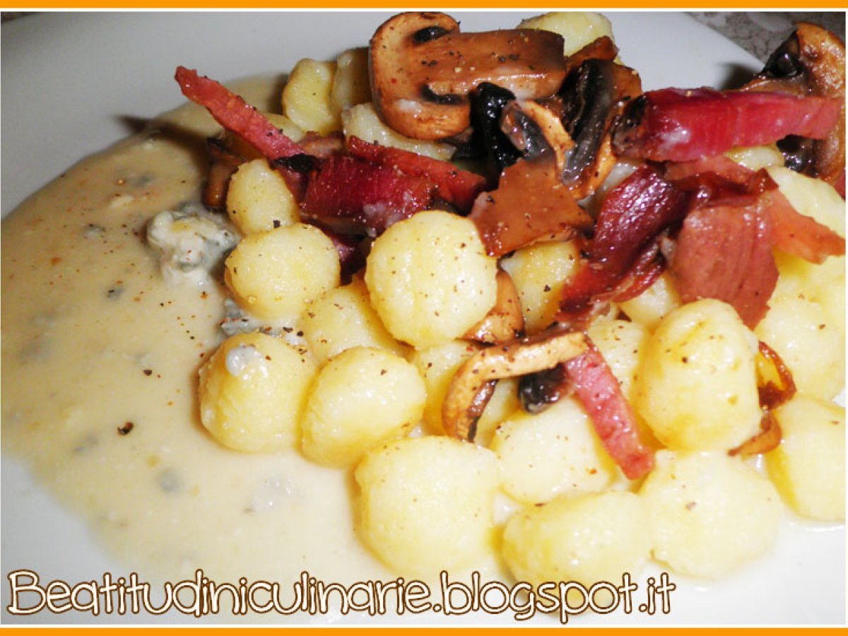 Gnocchi funghi e speck su crema di gorgonzola