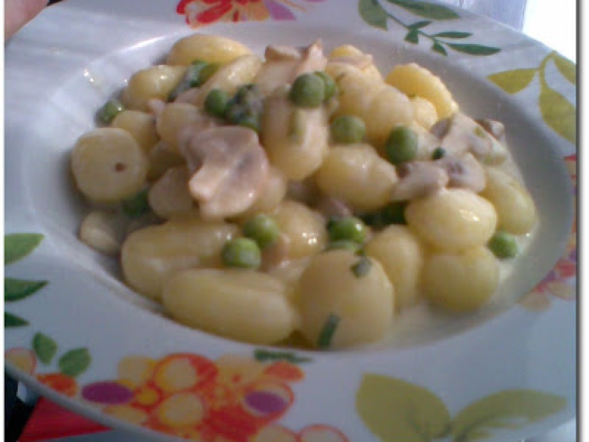 Gnocchi primaverili, piselli, funghi, asparagi e stracchino