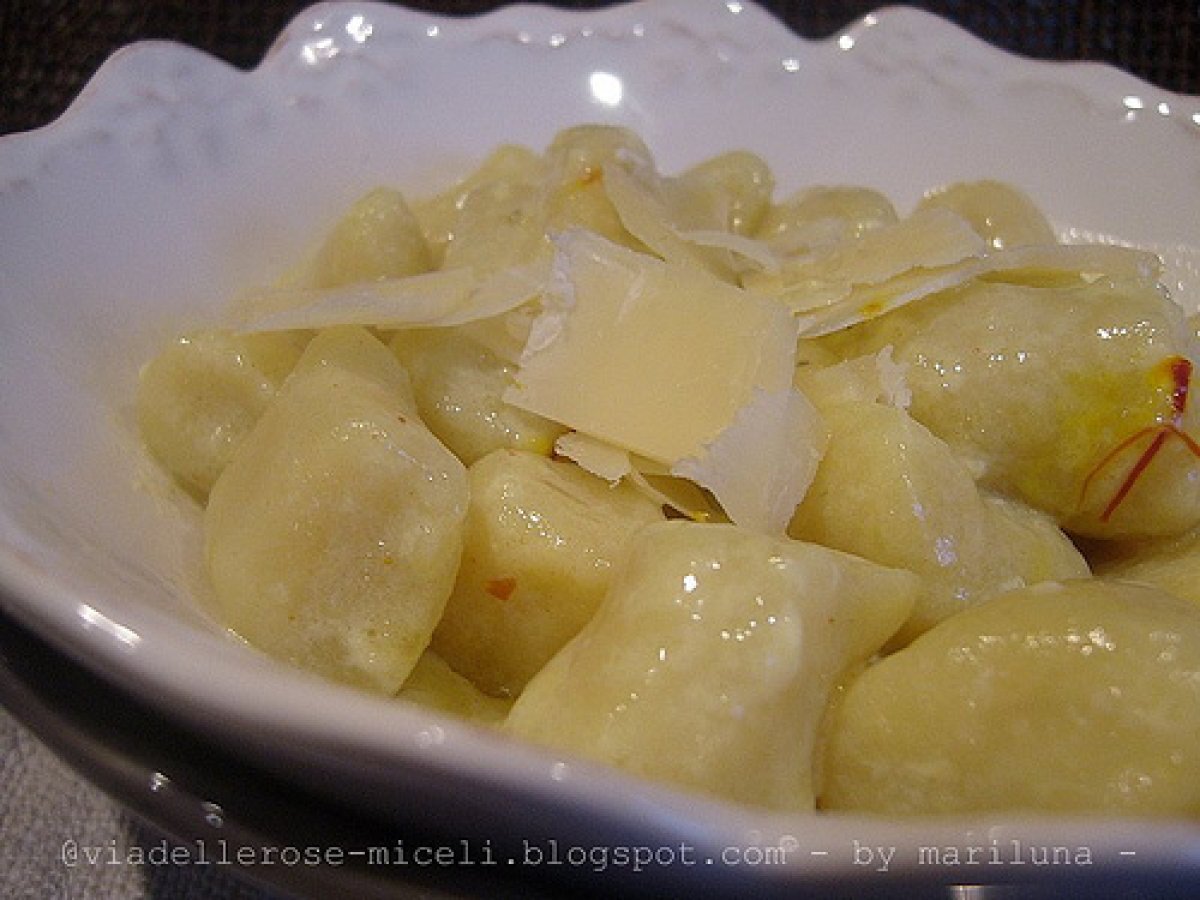 Gnocchi profumati all'arancia in salsa di latte allo zafferano d'Aquila