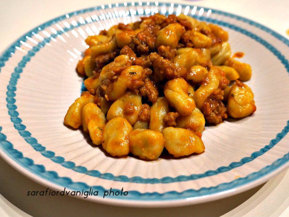 Gnocchi semintegrali al ragù di salsiccia
