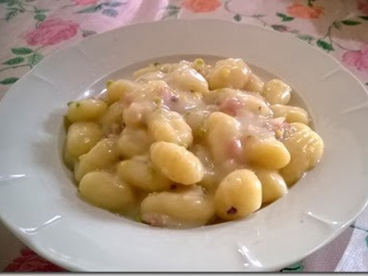 Gnocchi speck e pistacchio in salsa di grana