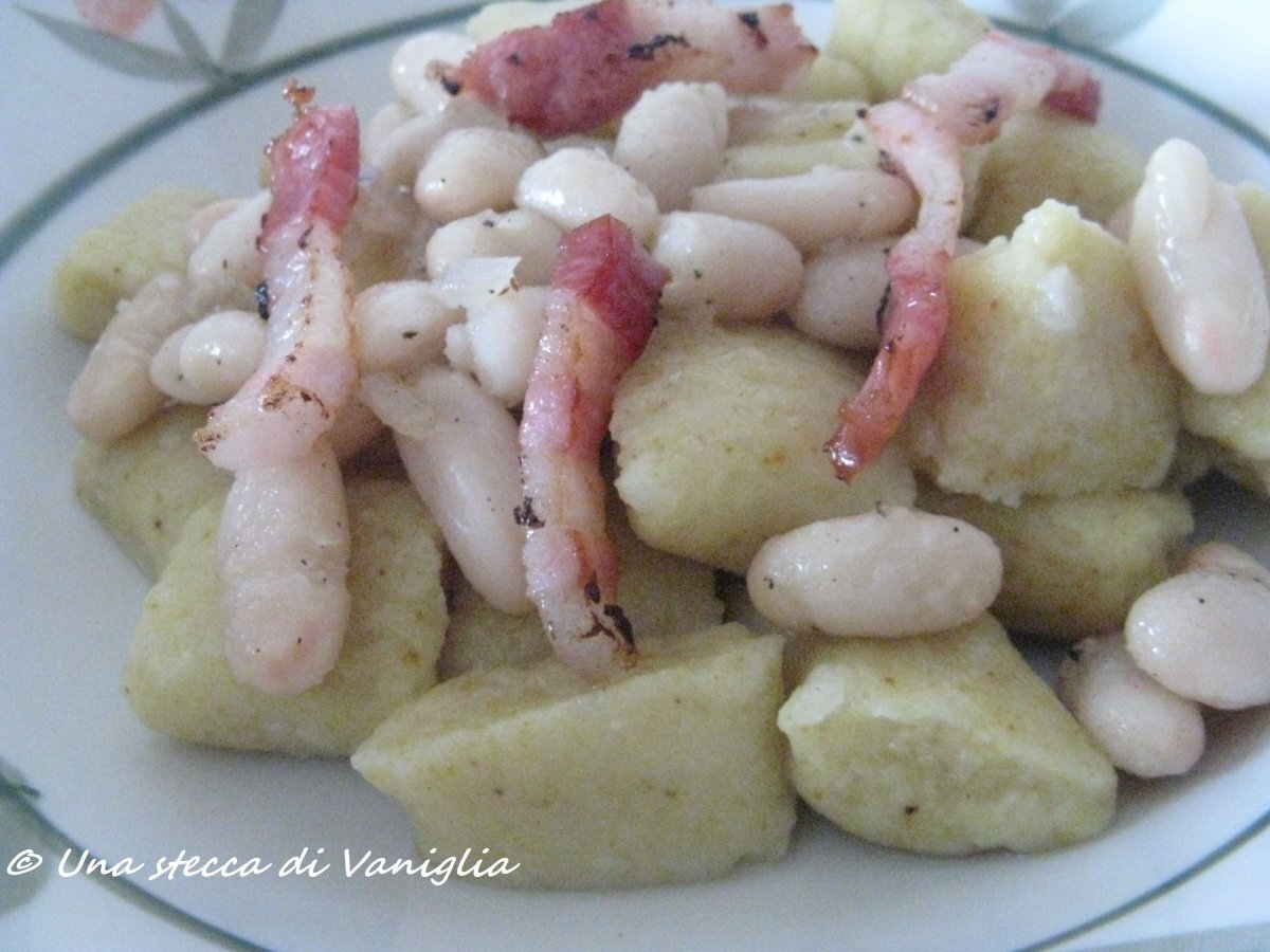 Gnocchi speziati con fagioli e pancetta
