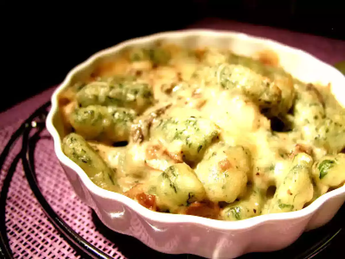 Gnocchi verdi con besciamella ai porcini e gruyere