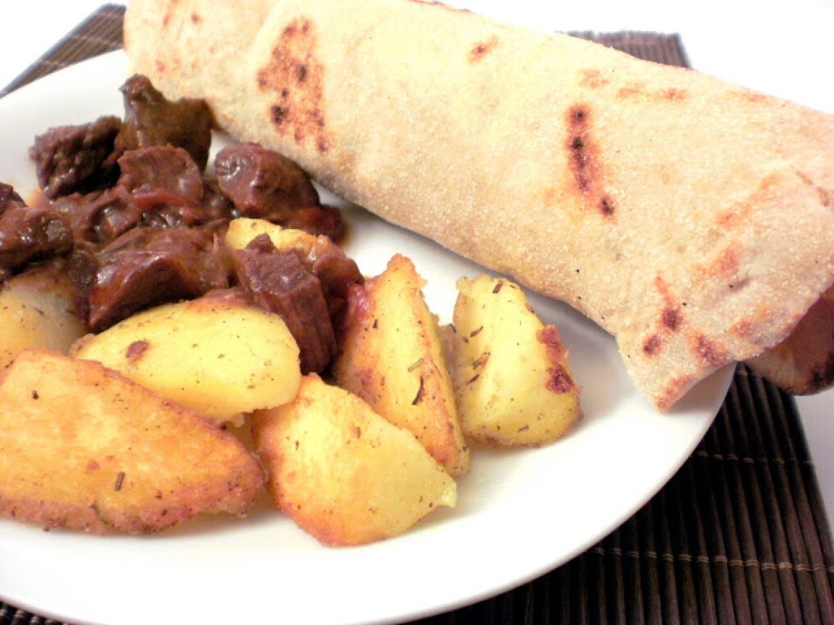 Goulash saporito con patate al tegame e pane naan