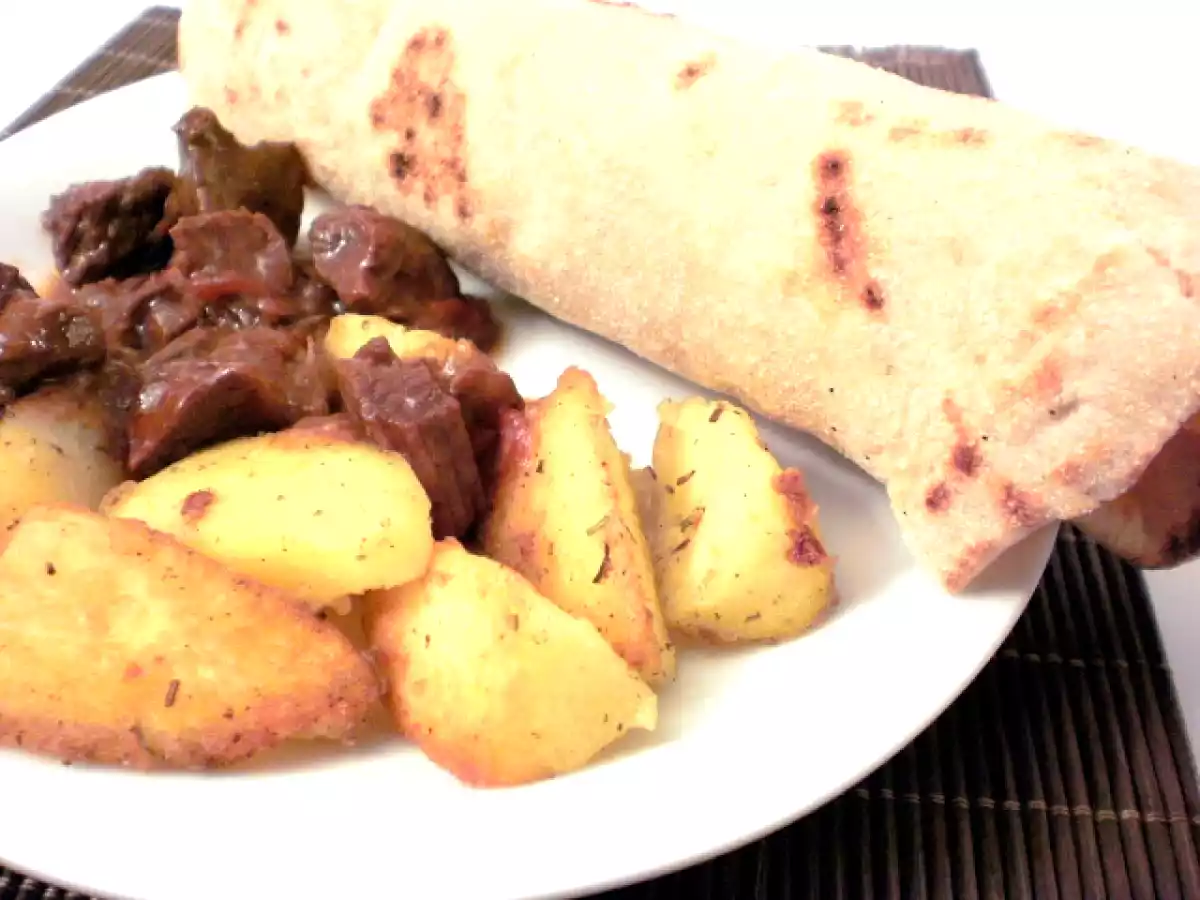 Goulash saporito con patate al tegame e pane naan