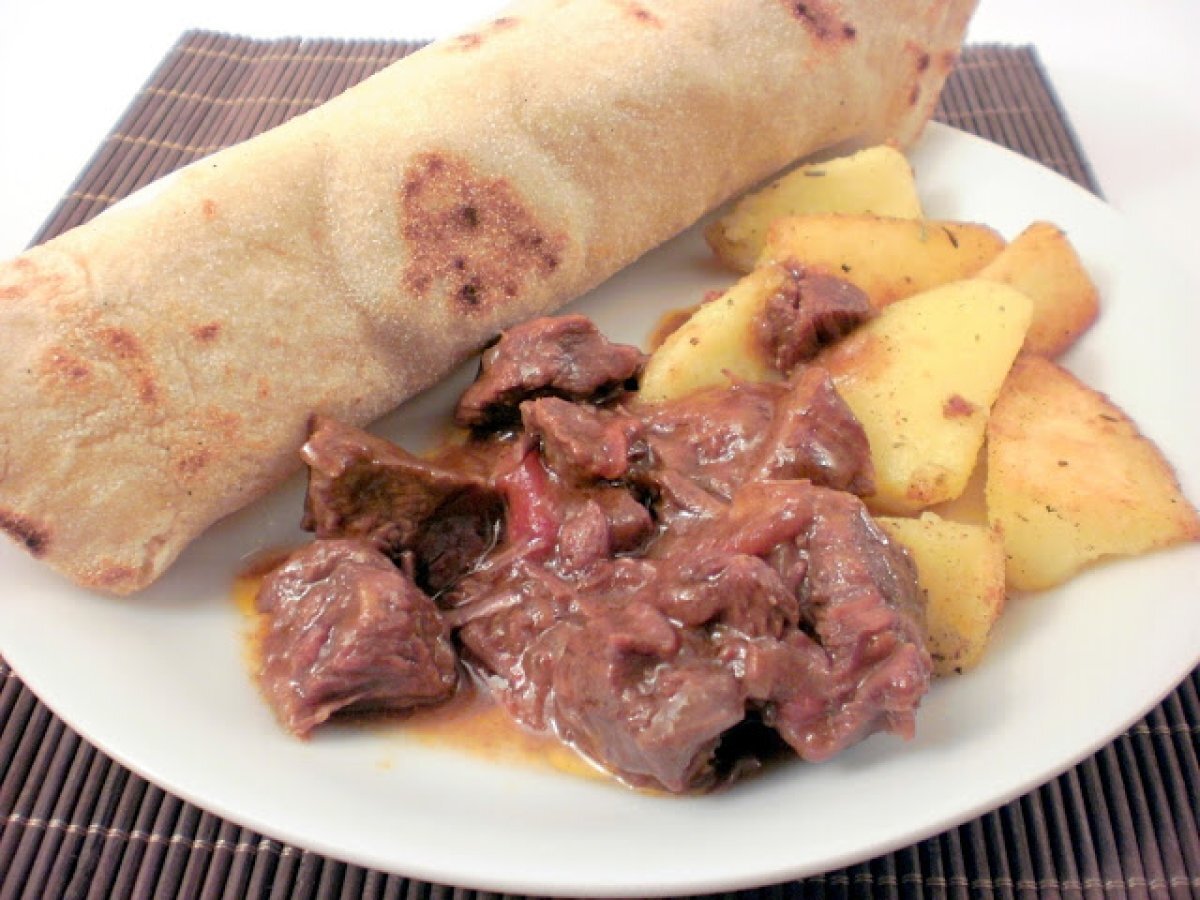 Goulash saporito con patate al tegame e pane naan - foto 2