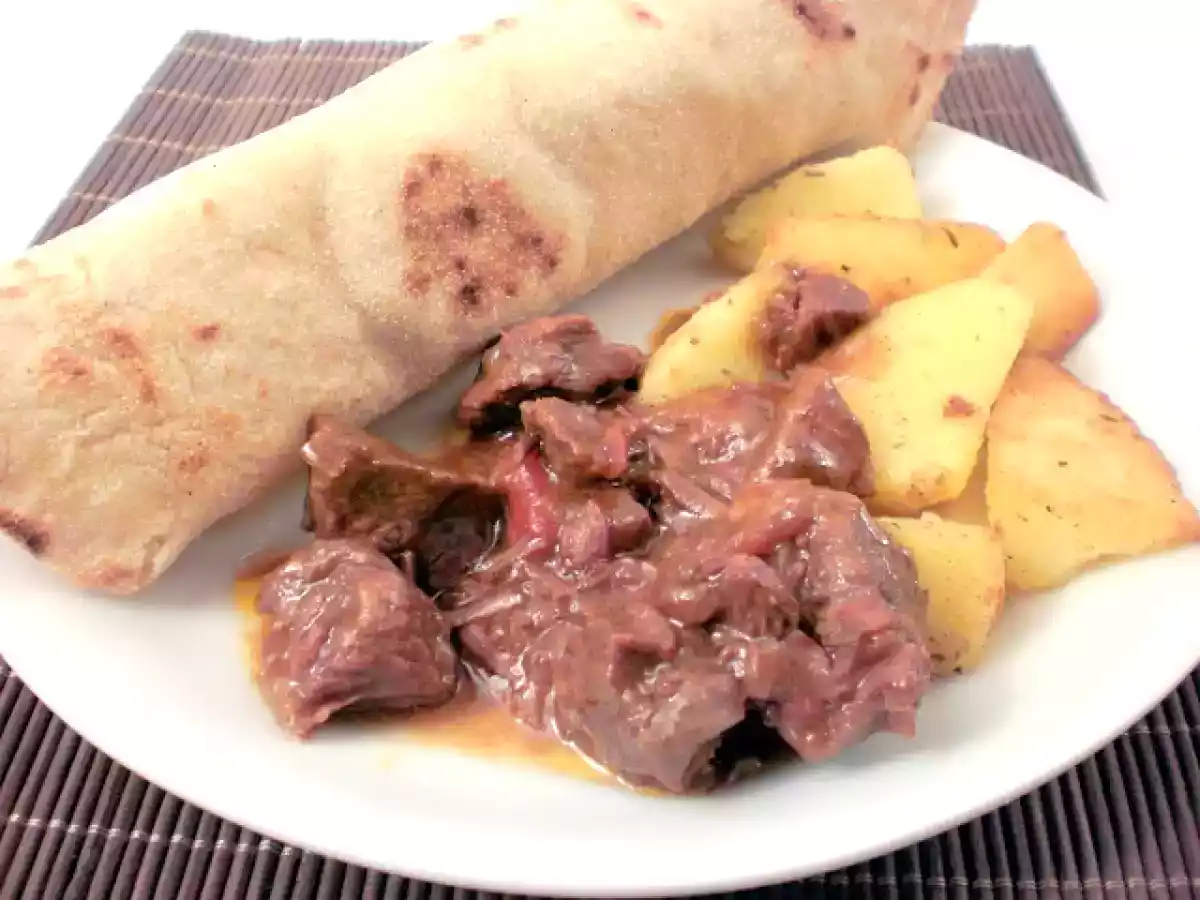 Goulash saporito con patate al tegame e pane naan - foto 2