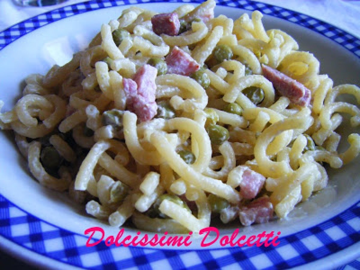 Gramigna panna, pancetta e piselli