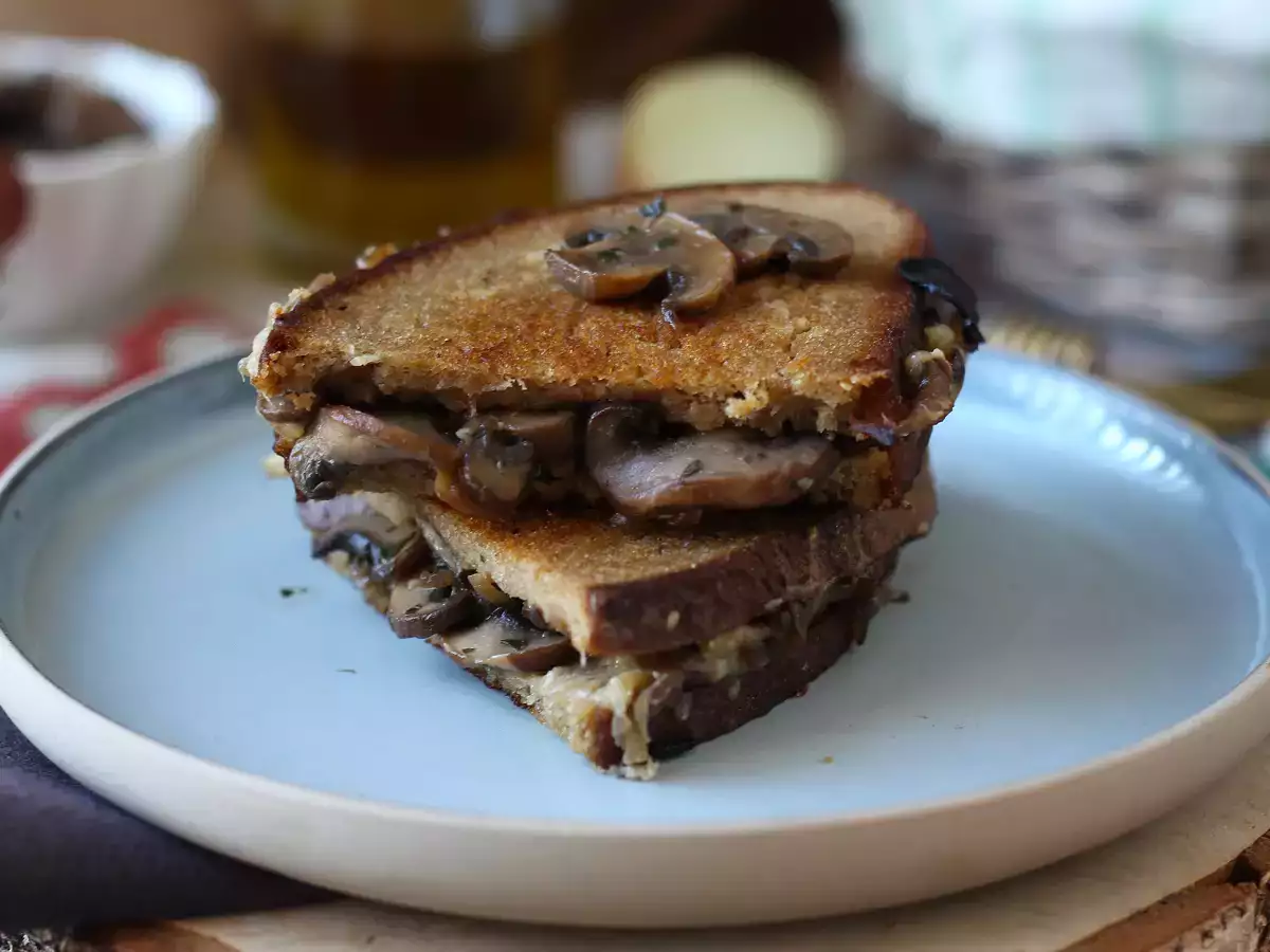 Grilled cheese ai funghi e formaggio filante - foto 4
