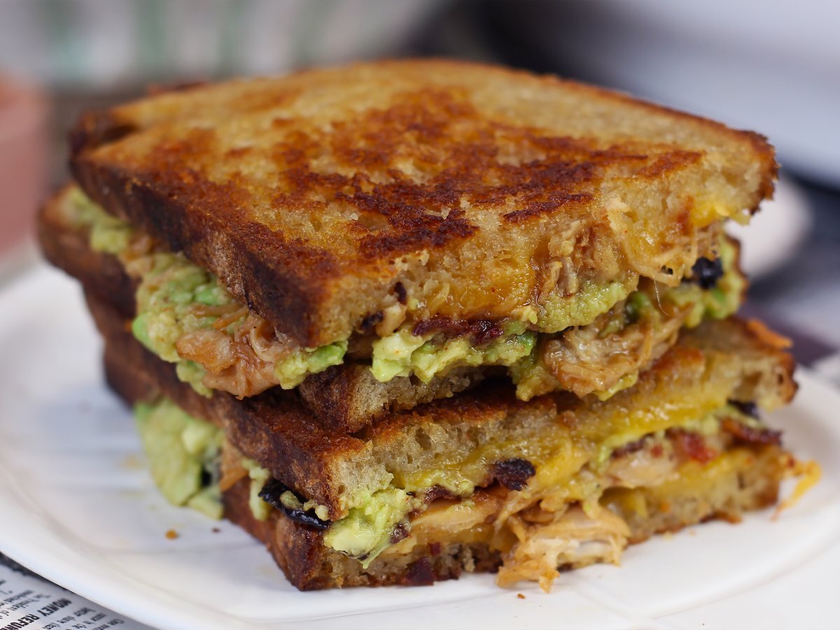 Grilled Cheese sandwich: la versione rivisitata con pollo, cheddar, avocado e bacon