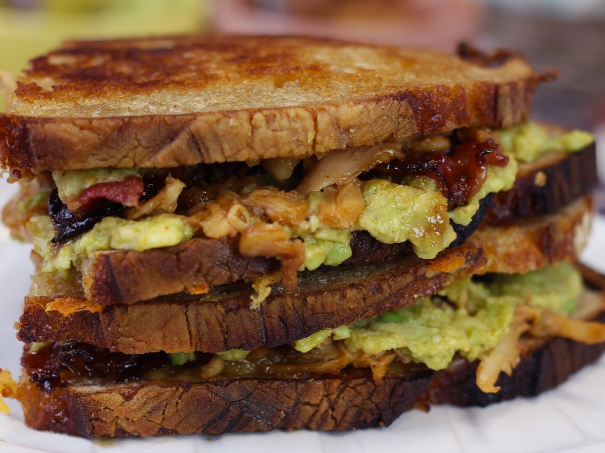 Grilled Cheese sandwich: la versione rivisitata con pollo, cheddar, avocado e bacon - foto 3