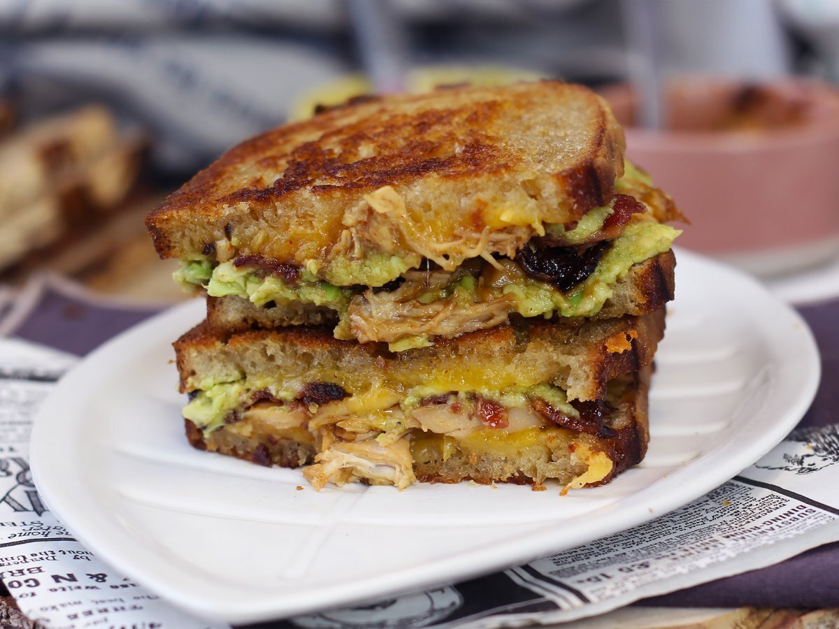 Grilled Cheese sandwich: la versione rivisitata con pollo, cheddar, avocado e bacon - foto 5