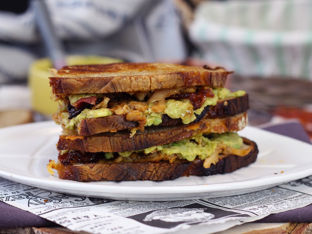 Grilled Cheese sandwich: la versione rivisitata con pollo, cheddar, avocado e bacon - foto 6