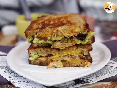 Grilled Cheese sandwich: la versione rivisitata con pollo, cheddar, avocado e bacon - foto 2