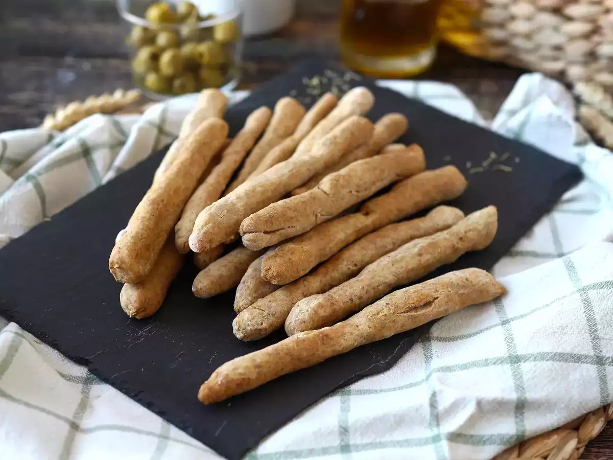 Grissini al rosmarino fatti in casa: croccanti e facili da preparare