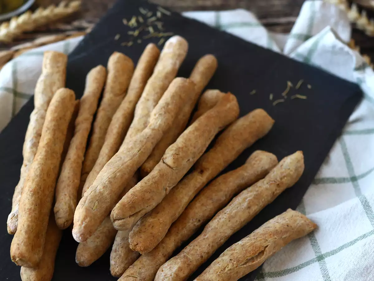 Grissini al rosmarino fatti in casa: croccanti e facili da preparare - foto 2