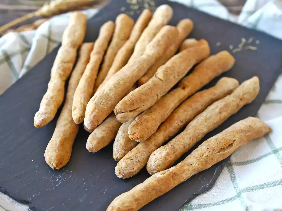 Grissini al rosmarino fatti in casa: croccanti e facili da preparare - foto 5