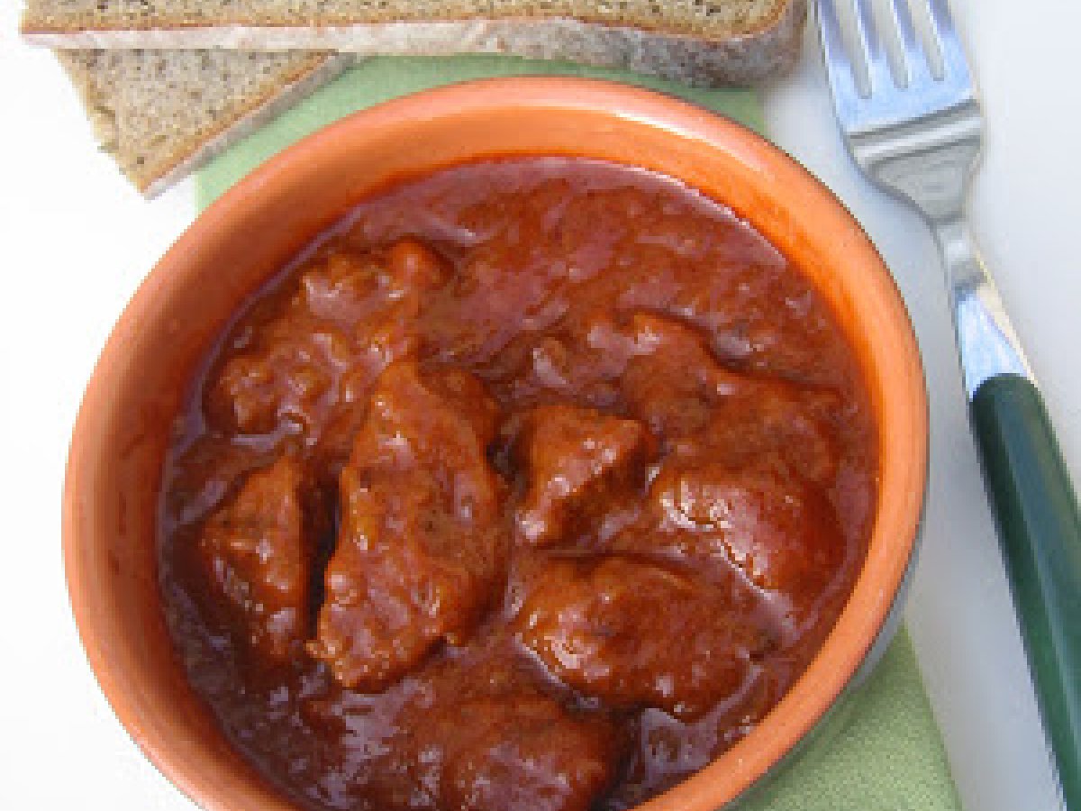 Gulasch di carne d'ispirazione ungherese