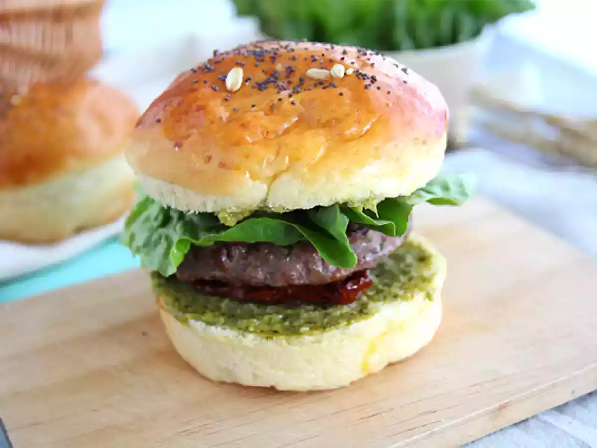 Hamburger all'italiana: pesto, pomodori secchi e mozzarella - foto 3