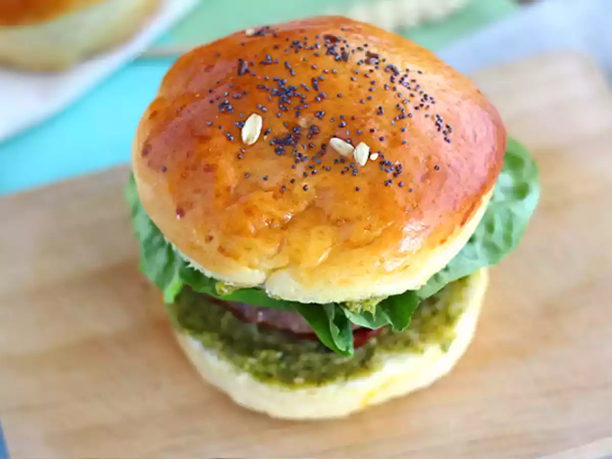 Hamburger all'italiana: pesto, pomodori secchi e mozzarella - foto 5