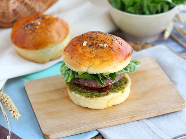 Hamburger all'italiana: pesto, pomodori secchi e mozzarella