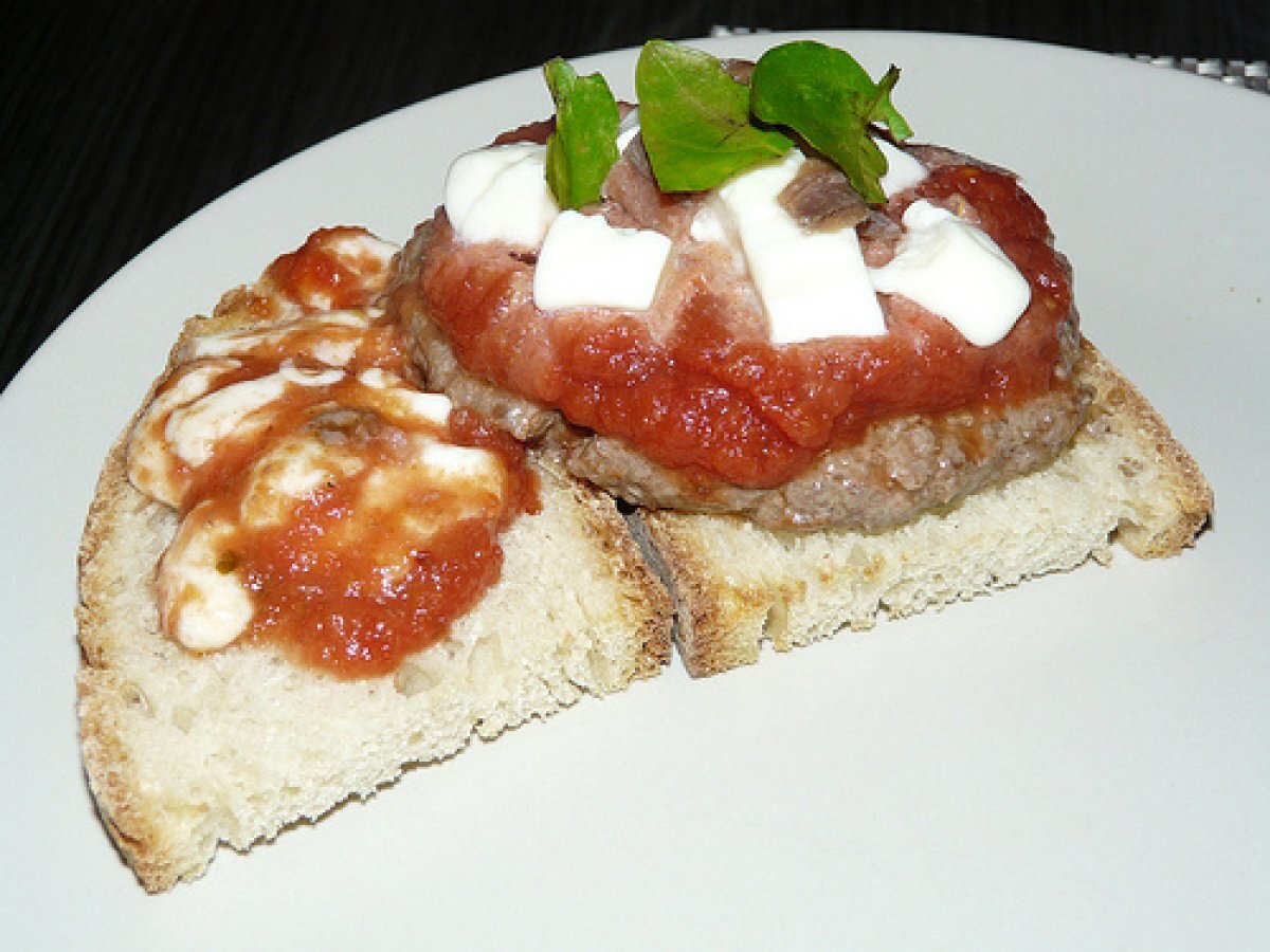 Hamburger alla pizzaiola