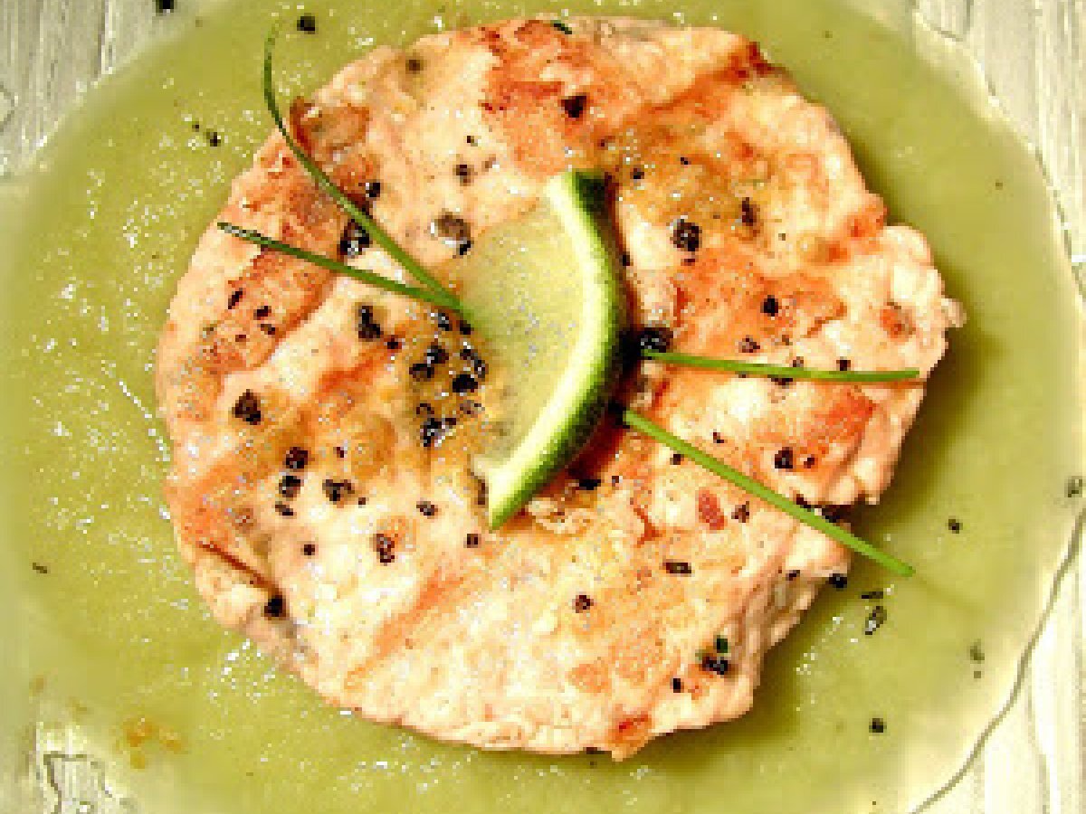 Hamburger di salmone su crema di zucchine e cetrioli e vinaigrette alla senape