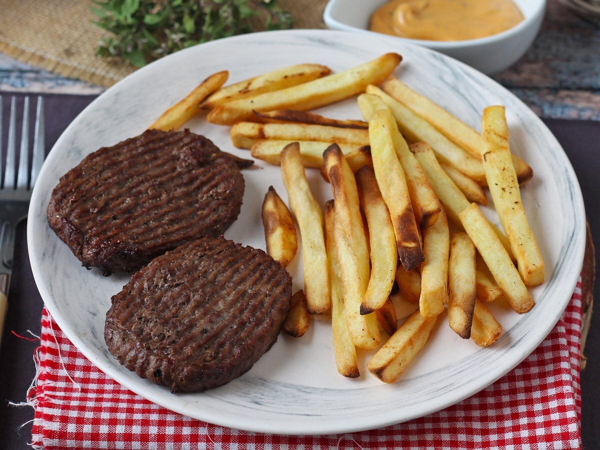 Hamburger in friggitrice ad aria: pronti in pochissimi minuti!