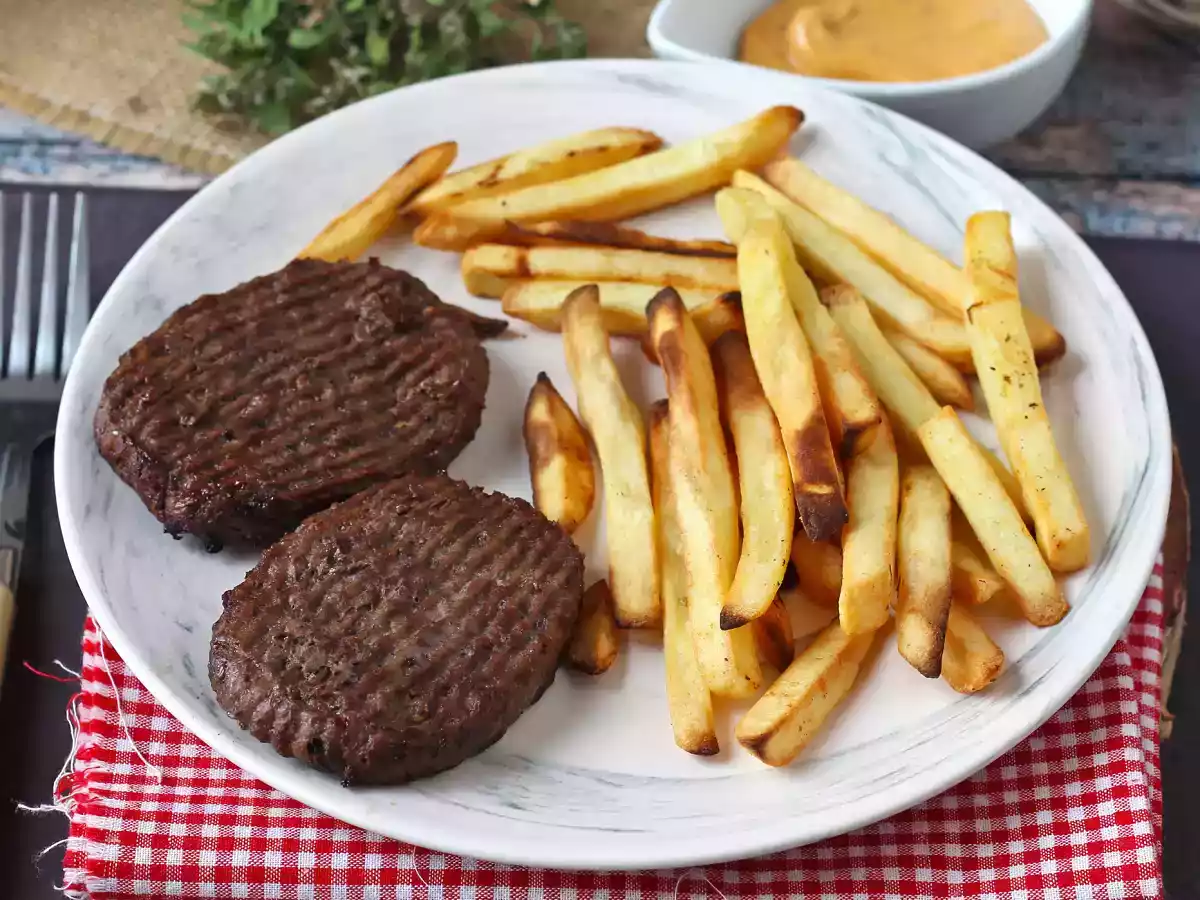 Hamburger in friggitrice ad aria: pronti in pochissimi minuti!