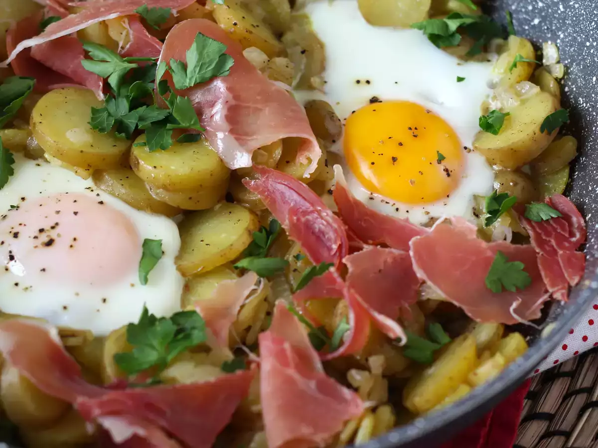 Huevos rotos: la gustosa ricetta spagnola a base di patate e uova - foto 2