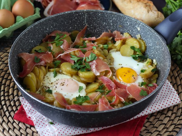 Huevos rotos, la gustosa ricetta spagnola a base di patate ed uova