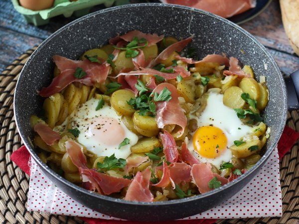 Huevos rotos, la gustosa ricetta spagnola a base di patate ed uova, foto 3