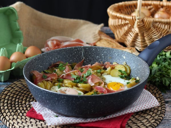 Huevos rotos, la gustosa ricetta spagnola a base di patate ed uova, foto 5