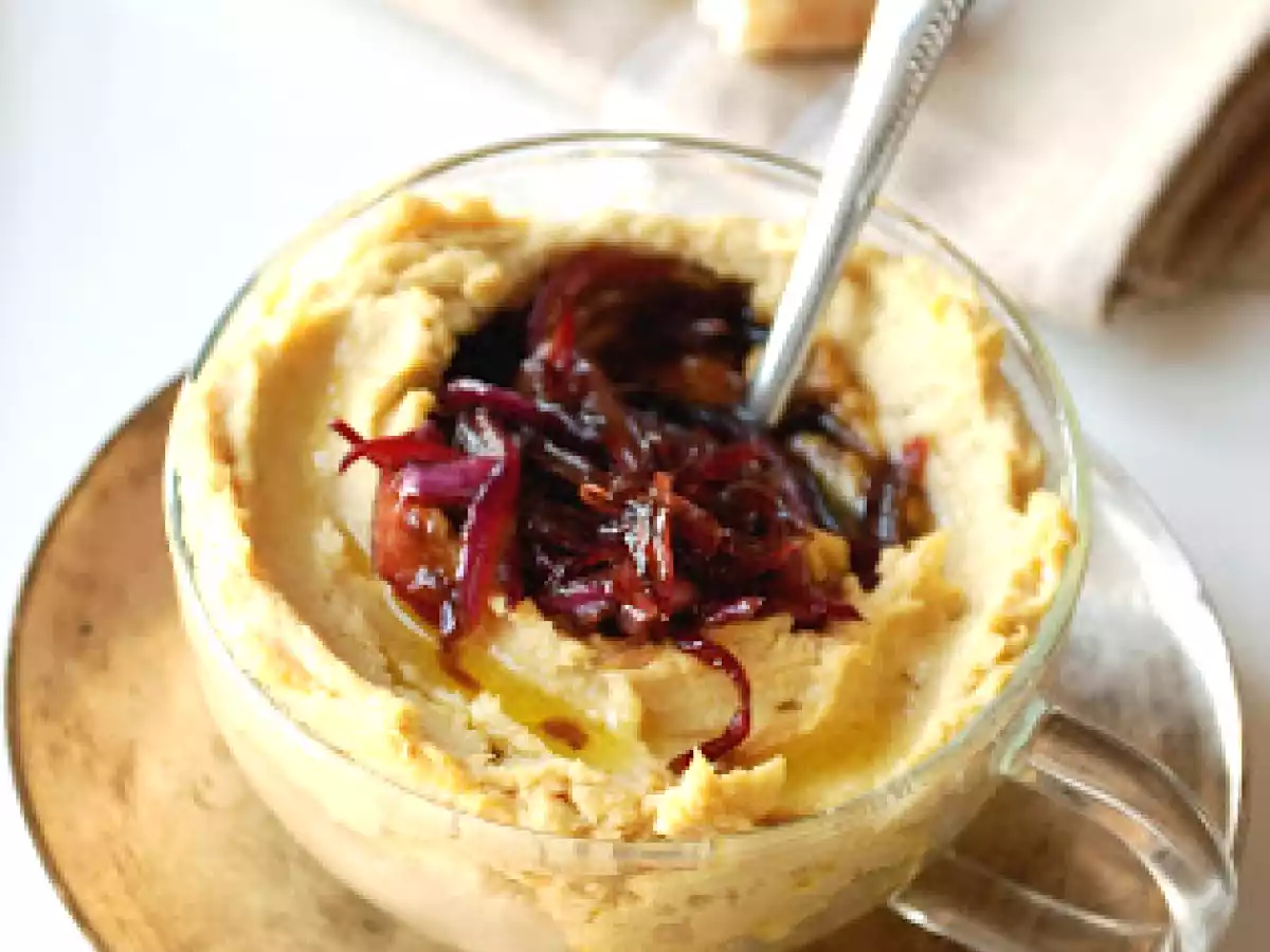 Hummus con cipolla caramell(izz)ata