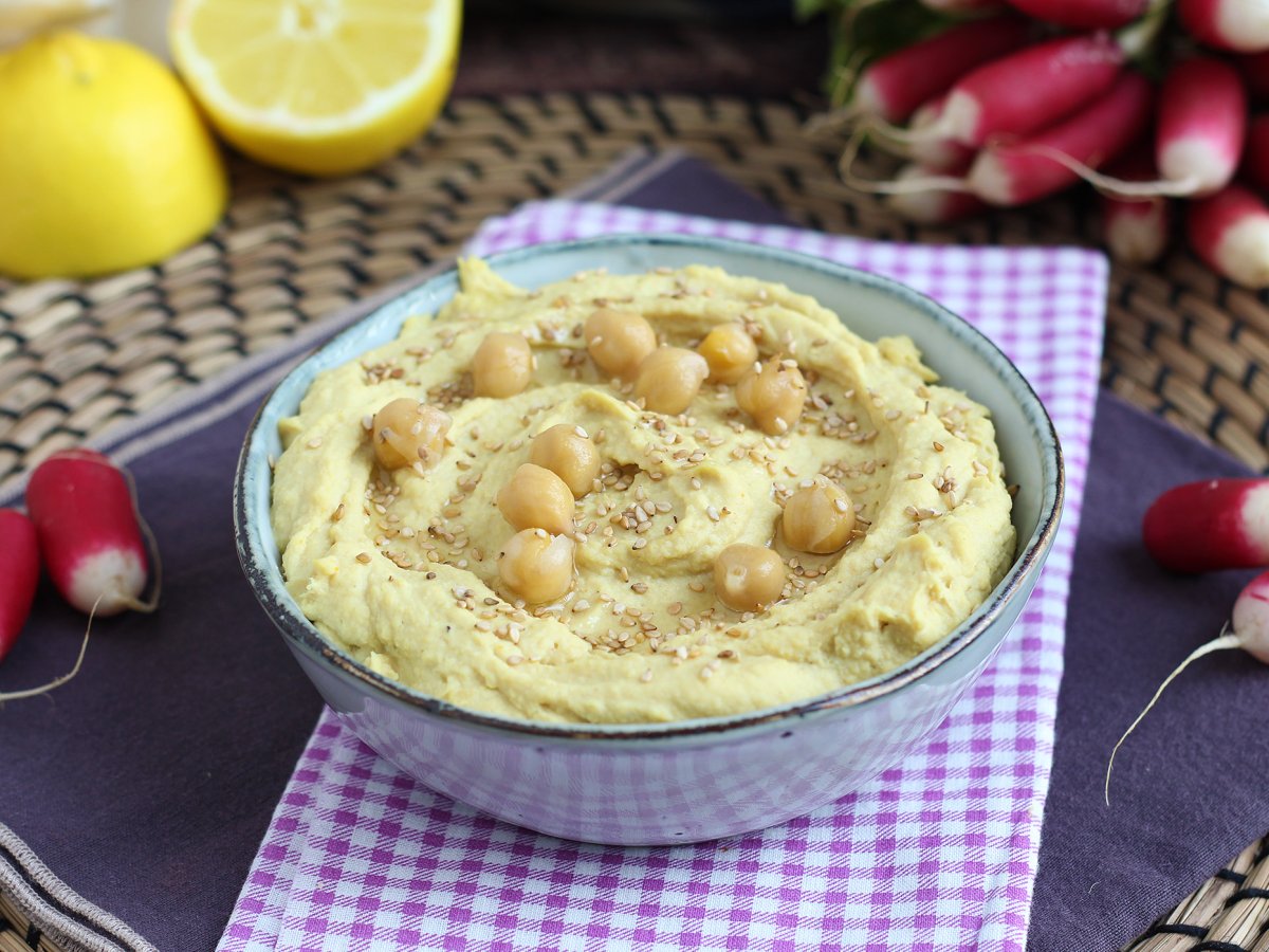 Hummus con limoni confit, una delicata crema da aperitivo pronta in 10 minuti