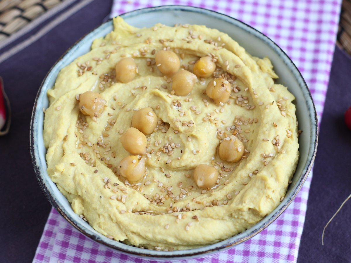 Hummus con limoni confit, una delicata crema da aperitivo pronta in 10 minuti - foto 2