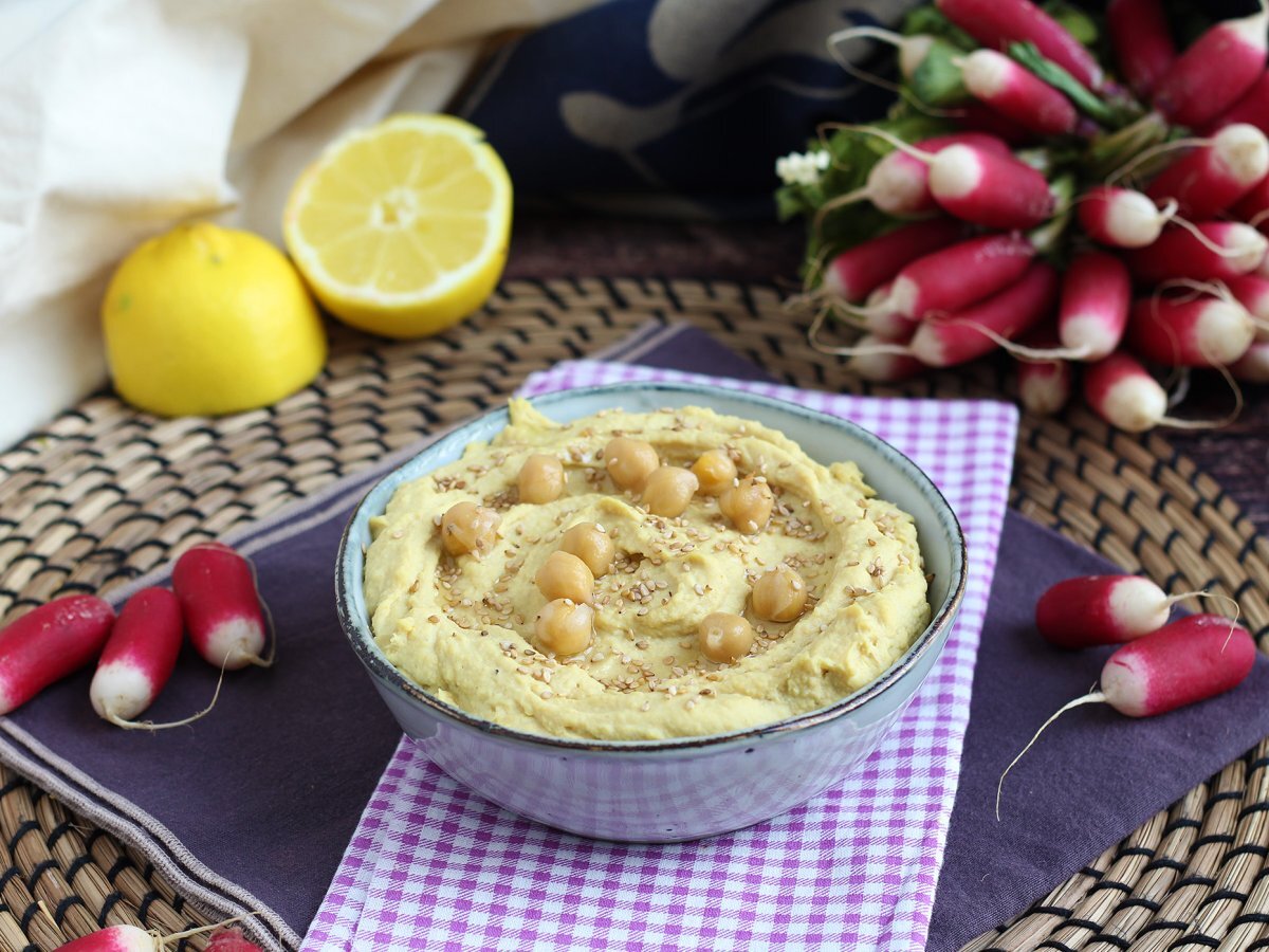 Hummus con limoni confit, una delicata crema da aperitivo pronta in 10 minuti - foto 3