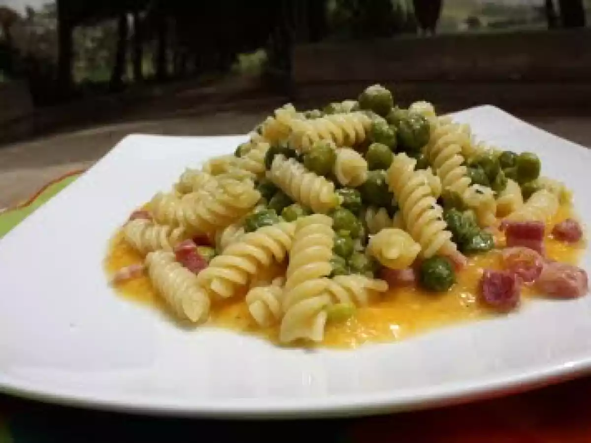 I fusilli con piselli e pancetta su un letto di crema di zucca
