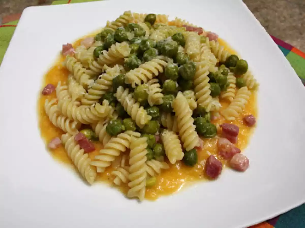 I fusilli con piselli e pancetta su un letto di crema di zucca - foto 2