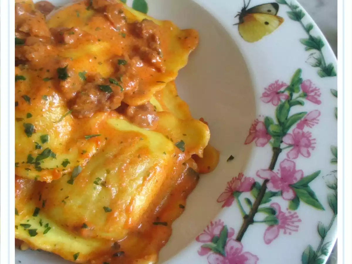 I ravioloni ai porcini con salsa rosa alla salsiccia
