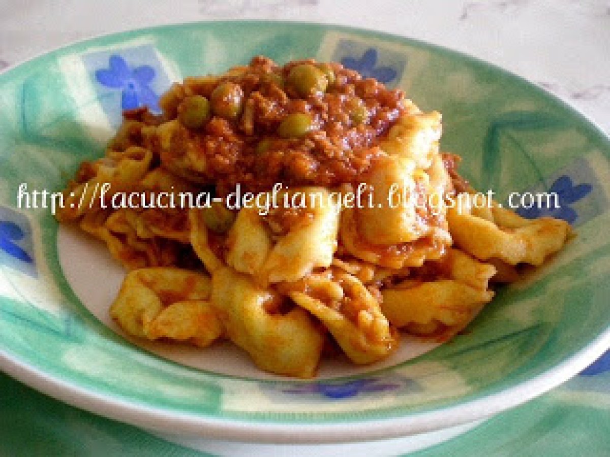 Il ragù alla bolognese con i piselli