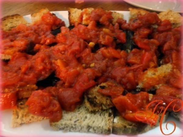 Impepata Di Cozze Con Crostini e Peperoni