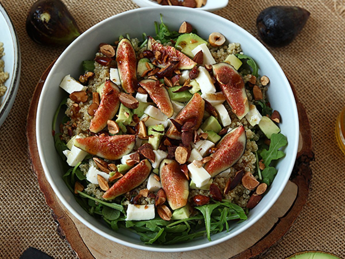 Insalata agrodolce con fichi, rucola, mozzarella, avocado e quinoa
